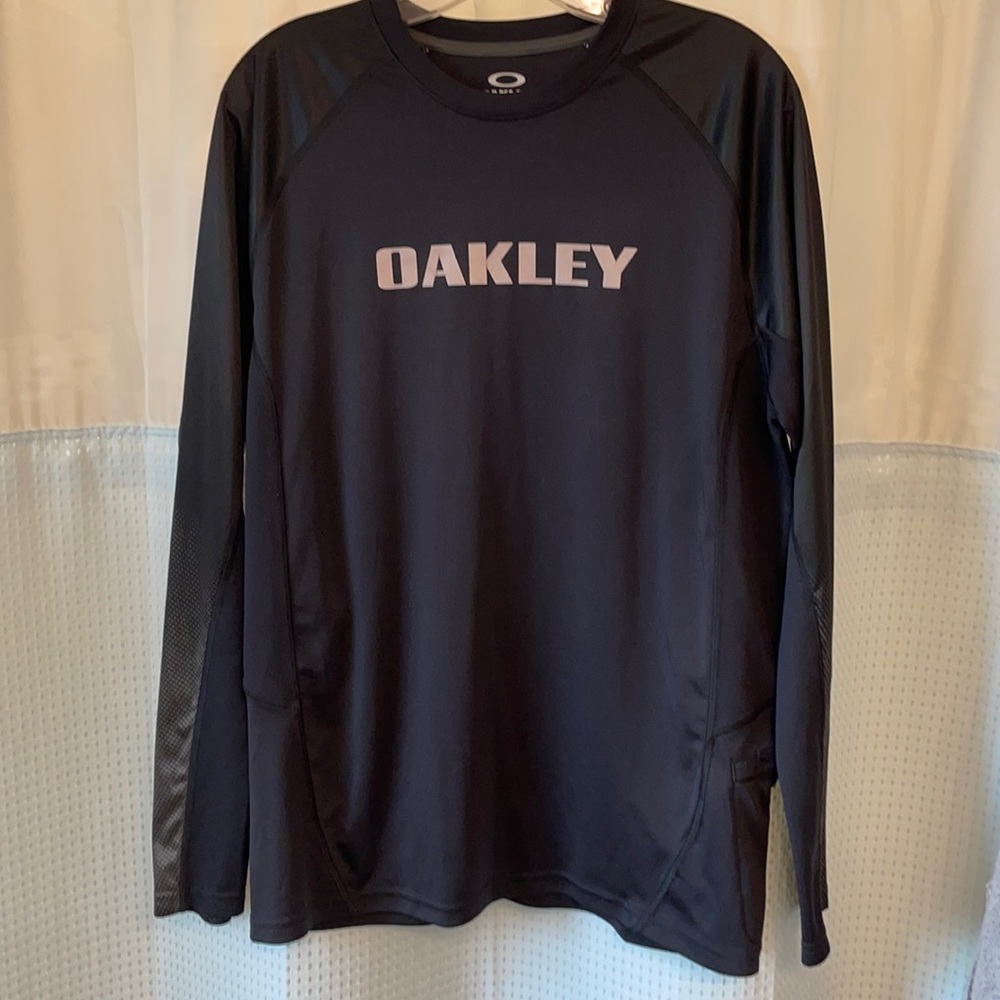 Oakley Men’s MD Hydrolix Workout long sleeve shirt - gently used